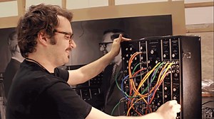 迫り来る音圧！復刻で話題の伝説的モジュラーシンセ「Moog/Model 15」を完璧に操るパフォーマンス