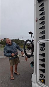 Det er hermed bevist, Henrik kan IKKE multitaske…………………. #autocamper #bobil #husbil #multitasking #multitalented #glæde #hygge #facebook #instagram #reparation #norge #danmark #sverige | Sussi Og Henriks Verden