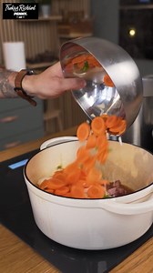 2.6K views · 45 reactions | A Jókai bableves, ahogy még nem kóstoltad! 朗 Egy örök klasszikus, aminek biztos helye lesz a recepteskönyvedben!  Nézd meg, hogyan készíti el a PENNY Séfje, és próbáld ki te is!  #reklám #penny #pennyséf #pennymagyarország #partneriegyüttműködés #egyszerűenokosabb | Reggeli | Facebook