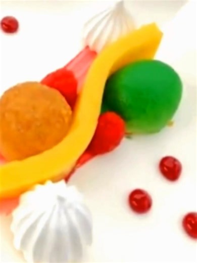 Durant l’année, le parc d’Epcot accueille plusieurs activités qui se ressemblent beaucoup, mais qui ont des thématiques et des noms différents. Pour le début d’année, l’activité qui se trouve à la fin du passeport se nomme The Wonderful Walk of Colorful Cuisine. Si vous ignorez ce que c’est, eh bien écoutez ce TikTok jusqu’au bout ! Toutes les informations essentielles y sont ! Voici les liens vers les trois parties de la trilogie ; https://youtu.be/fVOwTIs7HGQ - Je teste les 17 kiosques de nour