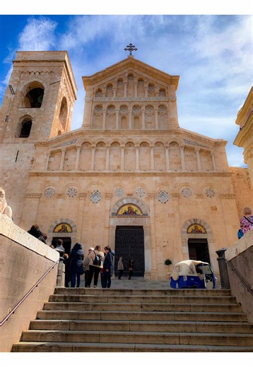 Cattedrale di Santa Maria Assunta e Santa Cecilia a Cagliari con la cripta dei Martiri. #Cagliari #cattedrale #chiesa #santamaria