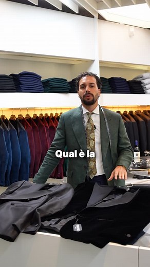 31 reactions | Scopriamo insieme la differenza tra una giacca cocktail ed un abito smoking! 蘆‍♂️ ✨ Piccole tips che ti aiuteranno nella ricerca dell’abito perfetto per le tue occasioni speciali! 瑱 #michelefranzesesartoria #michelefranzese #smoking #giaccacocktail #sartorianapoletana #luxury #sartoriafranzese | Franzese Sartoria | Facebook