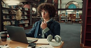 Laptop Thinking Man Student Notebook Library: стоковое видео (без лицензионных платежей), 3815678861 | Shutterstock