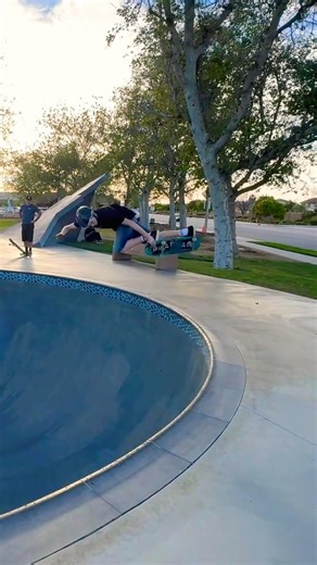 Sick line in the bowl #smithgrind #poolskating #skateboarding #bowlskating #paragon