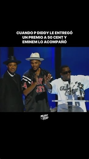 Mister Rap | Trap on Instagram: "P Diddy entregándole el premio a mejor video de Rap a 50 Cent por “In Da Club” en los VMA’S del 2003"
