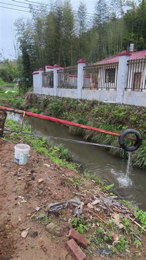 The wisdom of farmers utilizes the principle of levers to draw water for watering the vegetables.