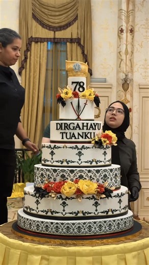 Sugar And I on Instagram: "This year marks our fourth consecutive year being entrusted with the creation of a cake for 𝗗𝘂𝗹𝗶 𝗬𝗮𝗻𝗴 𝗠𝗮𝗵𝗮 𝗠𝘂𝗹𝗶𝗮 𝗬𝗮𝗻𝗴 𝗱𝗶-𝗣𝗲𝗿𝘁𝘂𝗮𝗻 𝗕𝗲𝘀𝗮𝗿 𝗡𝗲𝗴𝗲𝗿𝗶 𝗦𝗲𝗺𝗯𝗶𝗹𝗮𝗻 𝗗𝗮𝗿𝘂𝗹 𝗞𝗵𝘂𝘀𝘂𝘀, 𝗧𝘂𝗮𝗻𝗸𝘂 𝗠𝘂𝗵𝗿𝗶𝘇 𝗶𝗯𝗻𝗶 𝗔𝗹𝗺𝗮𝗿𝗵𝘂𝗺 𝗧𝘂𝗮𝗻𝗸𝘂 𝗠𝘂𝗻𝗮𝘄𝗶𝗿, in honour of His Royal Highness’s 78th birthday. Standing at approximately 30 inches tall, seven tiers, and weighing around 40kg, this year’s cake was crowned with a m