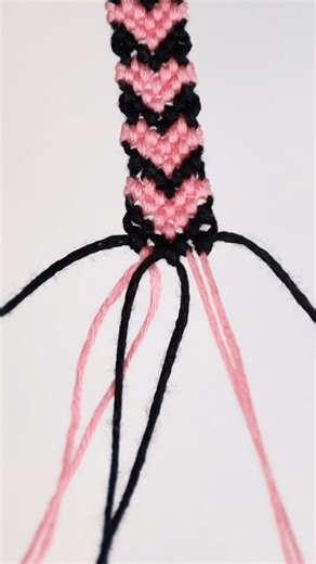 Simple heart-shaped bracelet 💕#macramebracelets #friendshipbracelets #macramebracelettutorial