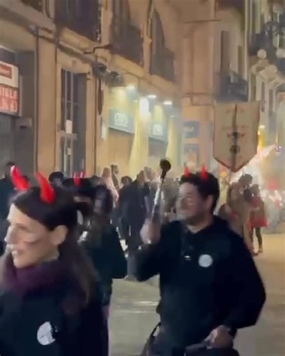 Bozena Le Talludec on Instagram: "Quelle journée que c’était hier : la St Valentin, la Journée des Amis et le Samedi Gras en Finlande, les préparatifs pour le Maha Shivaratri en Inde, le Nouvel An Chinois et le Carnaval à Barcelone … #voyageatraverslesambiances #barcelona #barcelone #carnaval #voyager"