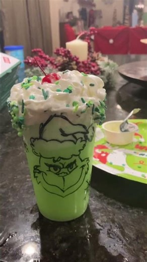 Grinch drink was SOOOO good🤩😋 #shorts #cosplay #grinch #christmas #food #makeup #diy #fyp