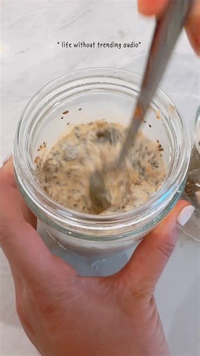JVIA Nutrition - Weight loss & Performance nutrition on Instagram: "Meal prep jar series continues… 🫙🍴🍮 Sticky date inspired overnight oats. GUT HEALTHY, HIGH FIBRE, HIGH PROTEIN breakfasts to keep you sustained during the day! You can add and subtract as you wish to better suit your goals, but this specific recipe (per jar) has: 🥣 21g @ndmedjooldates date 🥣 175ml @dairyfarmers full cream milk 🥣 30g @trueprotein vanilla protein 🥣 20g @macro_wholefoods black chia 🥣 7g @macro_wholefoods br