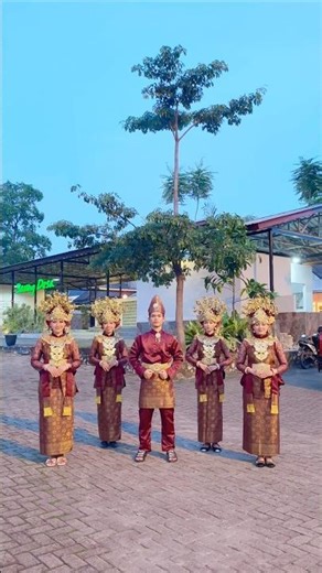 Dance tiktok viral - all the girls standing in the line for the bathroom