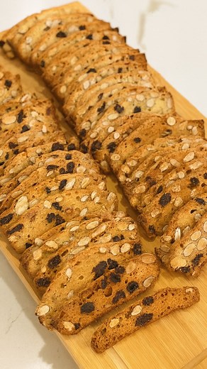 Homemade Almondina Cookies Recipe 🍪 | Twice-Baked Crispy Almond Biscotti-Style Cookies Crispy, nutty, and lightly sweet — these homemade Almondina cookies are baked twice for that perfect crunch. Made with whole almonds, craisins, and no dairy, they’re the ultimate guilt-free cookie to enjoy with your morning coffee or to package as a beautiful edible gift. Recipe: • 1¾ cups flour • ½ tsp salt • ½ tsp baking powder • ⅓ cup oil • 1 tsp vanilla extract • 1½ cups sugar • 4 eggs • 2 cups whole almo