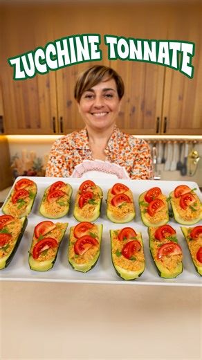 Benedetta Rossi on Instagram: "ZUCCHINE TONNATE Idea fresca, veloce e super gustosa per l’estate Me l’ha fatta scoprire la mia vicina Vittoria e ora la preparo ogni settimana 😘 INGREDIENTI 3 zucchine 200g di giardiniera 160g di tonno sott’olio sgocciolato 3 cucchiai di aceto Olio d’oliva Sale fino Pomodorini Prezzemolo tritato PROCEDIMENTO Tagliamo le zucchine in quattro: prima a metà, poi ogni metà nuovamente per il lungo. Con la punta di un coltello scaviamole delicatamente per ottenere delle
