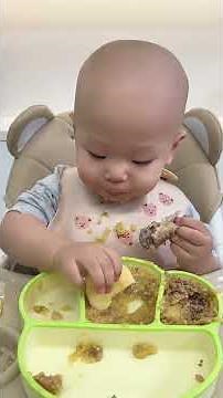 15-month-old baby immersed in eating, this is really delicious! #cutebaby #self-feeding-training