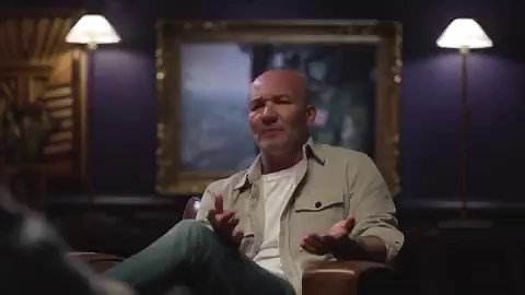 L’ancien directeur du contre-terrorisme Joe Kent admet que le gouvernement américain a intentionnellement armé Al-Qaïda et créé Daech en Syrie pour renverser Assad et protéger Israël. »Transcription littérale en français : « …à Damas en formant ce croissant, ce pont terrestre par lequel l’Iran envoie des fournitures directement dans l’arrière-cour d’Israël. Donc les Israéliens, à la fin de la guerre en Irak, se sont dit : “Non, ça ne va pas du tout marcher, il faut briser ça. Il faut que nous en