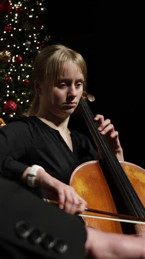 IMPRESSIVE duo by these two teenage cellists #orchestra #christmas #fyp #shorts #cello