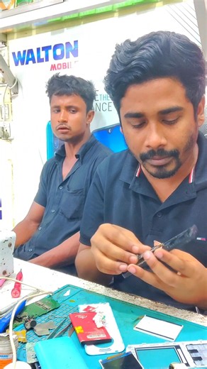 This gentleman is upset because he thinks the technician ruined his phone 🥲😰 #tech #technology #m...