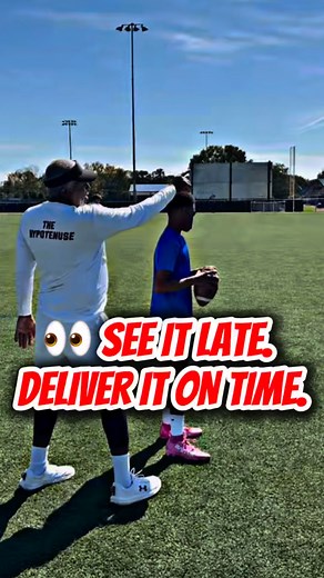 👀 SEE IT LATE. DELIVER ON TIME. 🎯 Every quarterback has that moment — the window appears late, the read shifts, and the pressure’s closing in. This is where great QBs separate from the rest. Coach Ray Isaac breaks down how to stay calm and deliver on time, even when the read shows up late: ✅ Keep your base balanced ✅ Trust your rhythm ✅ Fire with precision, not panic ✅ Read → react → release It’s not luck. It’s footwork, discipline, and decision-making built through reps. 💪🏽 Because when the