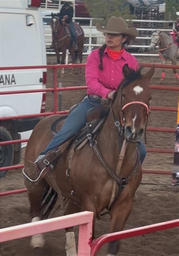 Competencia de Barrel Racing y Vaqueros en Acción
