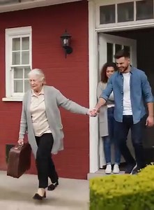 Oğlu, işini kaybettiğini öğrendiğinde onu tekmeledi; ama gizli bir serveti olduğundan haberi yoktu. 72 yaşındaki Martha Evans, işini kaybettikten sonra oğlunun evinden zorla çıkarıldığında, hikâyesi tanıdık bir zorluk ve aile ihaneti hikâyesi gibi görünüyordu. Fakat oğlu Derek'in bilmediği şey, annesinin onlarca yıldır gizli bir serveti sessizce koruduğuydu; bu karar, sonunda sadece kendi hayatını değil, aynı zamanda topluluklarındaki sayısız insanın hayatını da değiştirecekti. Soğuk bir sonbaha
