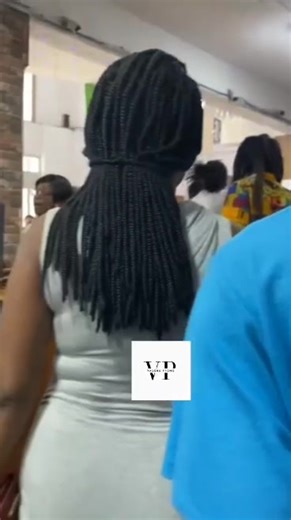 Sitwayen an rantre ak rad li sou li nan Delmas 2000 paske yo vann menm modèl rad la andedan, yon "vendeuse" di se andedan sitwayen an vòlè rad yo mete sou li. Nan peyi serye, sitwayen sa t ap fè yon bèl kòb ak Delmas 2000. Antouka, Ayiti se tout sa yo ak yon dal lòt betiz ankò. #haitianusa #haitianfacebook #Lapolis #FacebookPage #facebookpost | Jhyms Dumerlin Almino