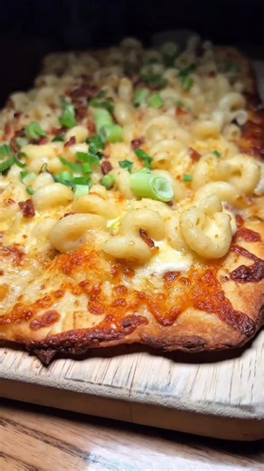 Boston Tavern Norwood on Instagram: "Bacon Mac n Cheese Flatbread…. ummmm I promise you need to taste this🤤 Our delicious mac-n-cheese mixed with bacon bits served on a perfectly baked flatbread🔥 YUM! On special this week come get her❤️‍🔥"