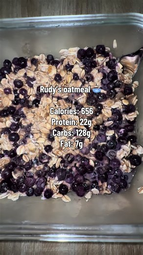 This version of oats is not protein forward (purposely), but it tastes so damn good!!!! 🔥 Recipe: oats, smashed banana, protein milk, blueberries, and honey. Throw that baddie in the fridge overnight and prepare for greatness in the morning. 😜 You can always add a scoop of whey and BAM ~25g of extra protein. 🤘🏽 There are no rules, make adjustments to fit YOUR preferences. 🤙🏽 #overnightoats #flexibledieting #summersculp #oatmealrecipes #weightlossjouney