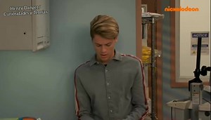 Siempre he pensado que este ha sido uno de los momentos más estresantes para Henry, tuvo que destransformarse para contestar la videollamada y por lo tanto, a la vez estar atento a que Jeff no se despierte, luego aparecen los policías y mientras sigue en la videollamada, ahora tiene que asegurarse de que los policías no lleguen a abrir la puerta y segundos después, Jeff se despierta, por lo que mientras sigue en la videollamada y aun continúa sosteniendo la puerta, se las arregla para sacar el l