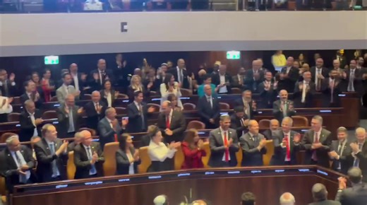 Le président de la plus grande puissance mondiale s’est levé pour applaudir les soldats de Tsahal. "Vous avez l'armée la plus puissante du monde et c'est l'une des raisons pour lesquelles je suis fier d'être votre meilleur ami". Que l'État d'Israël vive pour toujours." #Tsahal 👏🇮🇱 #Trump #Israel Am Israël Haï Merci à toi maître du monde. | Sarah Ben