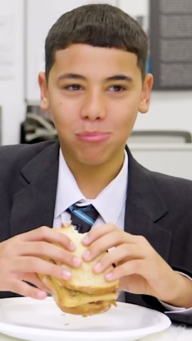 British schoolboys try Thanksgiving sandwiches for the first time! 🇬🇧🥪🇺🇸