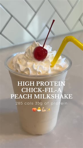 Kennedy Chugg on Instagram: "PEACH MILKSHAKE DUUUPE 😍🍁🍑 A chick-fil-a milkshake is 600 calories! This high protein peach milkshake is only 285 calories and tastes identical! 🧡 it’s the perfect healthy fall sweet treat that fits into your calorie deficit. RECIPE: blend, 1 cup of frozen peaches, 1/2 cup of @fairlife milk, 1 scoop of @cleansimpleeats vanilla protein, 1/4 cup of @good_culture cottage cheese, 1-3 pumps of @torani sugar free peach syrup, and a splash of