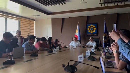 Biglang nag-brownout sa gitna ng press conference ni Energy Secretary Raphael Lotilla ngayong Huwebes ng tanghali, pero nagpapatuloy pa rin sa pagsagot sa mga tanong ang kalihim. Matapos ang 10 minuto, bumalik na ang suplay ng kuryente gamit ang generator ng DOE building. Ayon kay Sec. Raphael Lotilla, aalamin nila ang naging sanhi ng brownout na nangyari habang nagpi-presscon. | via Alvin Elchico, ABS-CBN News | ABS-CBN News