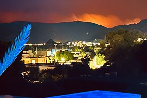 Rodi in fiamme, la parte sud est dell’isola senza acqua ed elettricità: “Cenere ovunque”