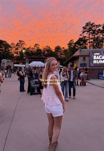 There is nothing better than a summer country concert 🤠 #rileygreen #countryconcert