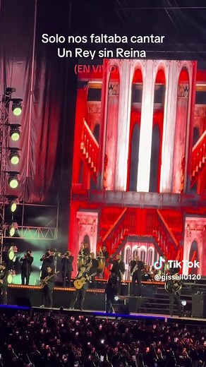 Un Rey sin Reina (En vivo) – Julión Álvarez cantar a todo pulmón