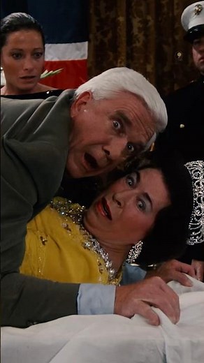 'Sua altezza reale la Regina... 😂!' Dal film Una pallottola spuntata (1988)
