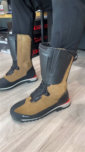 Si quieres rodar como un profesional, las REV’IT! Discovery GTX son otro nivel. Es la bota perfecta para los que buscan protección extrema sin perder la comodidad al bajarse de la moto. Olvídate de los cordones con su sistema BOA® y mantente siempre seco con su tecnología GORE-TEX. ¡Ven por las tuyas antes de que se agoten! Solo aquí en Elemento Store de Balboa Boutique. #ElementoStore #BalboaBoutique #RevitMoto #PanamaBikers #motospanama | Elemento Store