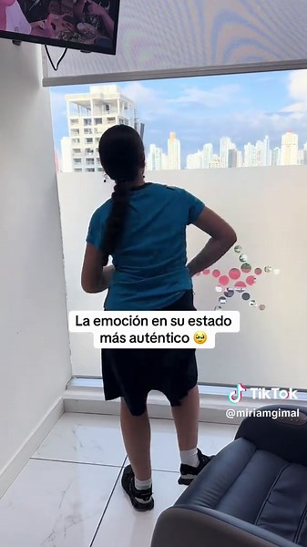 Raquel celebra su invitación a la graduación