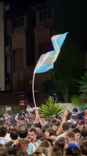 Los hinchas de #argentina en la esquina de Segurola y Habana por el subcampeonato a festejar #shorts