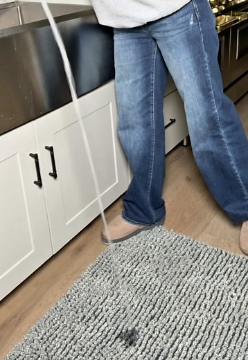 POV: you step out of the shower and your feet hit this — soft, plush, and instantly dry. it’s giving quiet luxury even in your bathroom. #bathroomrug##entryrug #TTSSoutheast #TikTokShopBlackFriday #chanelrug @Bedsure @Lesure Pet