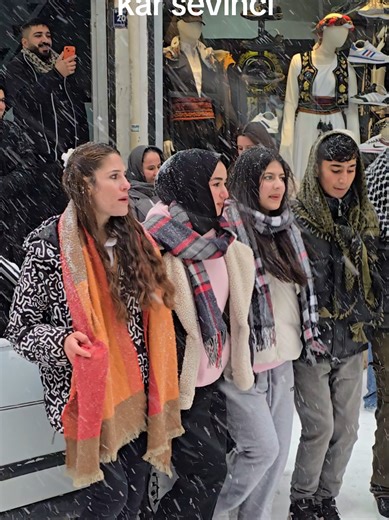 Siverekte Kar Sevinci Halay Eğlencesi