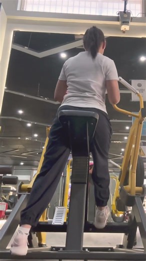 How to use Row machine for back exercise #fitness #gym #gymmotivation #backworkout #gymbackworkout