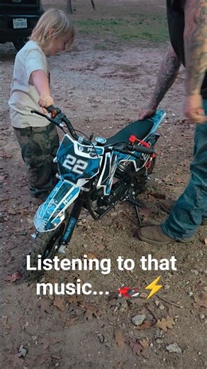 That First Rev! 🏍️💨 6-Year-Old Learning Throttle Control #LilFilthyGringo #DirtBike #Viral