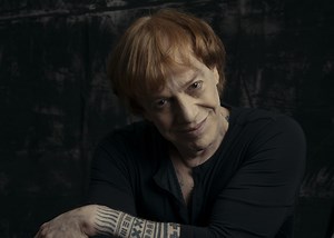 ティム・バートン監督作品などに音楽を提供するダニー・エルフマン（DANNY ELFMAN）、37年ぶりのソロ・アルバムを発表 - CDJournal ニュース