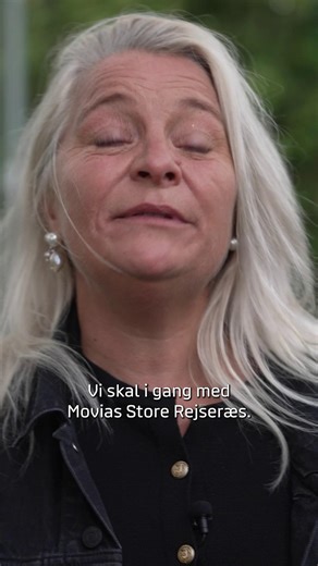 Hvem kommer først? Movias Store Rejseræs er skudt i gang. Signe Lindkvist og Anders Lund Madsen konkurrerer om at komme først fra A til B med bus og havnebus. Undervejs bliver de mødt af flere udfordringer, hvor Rejsekort-appen giver dem en hjælpende hånd😅 Følg med i næste afsnit, hvor Signe får sig en noget uventet punktering… 👀 Se hele afsnittet via linket i kommentarfeltet🚍 | Movia
