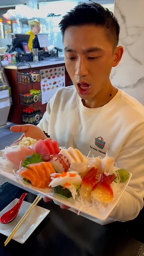 Lawrence Fish Market is a sushi place where you can see how they cut and make the sushi. They always bring the freshest fish to your table. Here, you can enjoy fish and ramen noodles. Great vibe and music! @lawrence_fish_market @chinatownchamber 📍234 W 31st St, Chicago, IL 60616 #sushi #fish #fishmarket #sushiroll #sashimi #japanese #ramen #seafood #chinatown #Chicago #chicagoneighborhoodgems #chicagochinatown | 原來是John