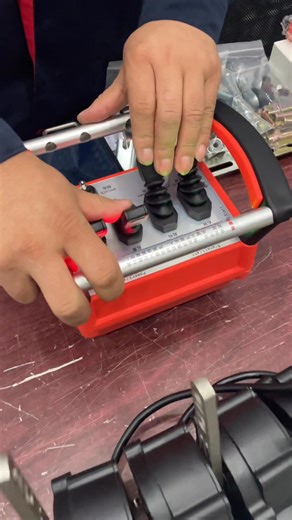 Crane wireless remote controller, 12/24V crane wireless remote controller, 4 functional wireless proportional remote controllers, 5-channel wireless remote controllers, and 6-channel wireless remote control proportional valves, with good micro-motion, simple installation, waterproof, and no influence on the operation of the original vehicle, with a remote control distance of 500m.#crane #cranetruck #cranes #craneoperator #cranelove #cranework #cranelife #cranesafety #craneindia #driver #reels #v