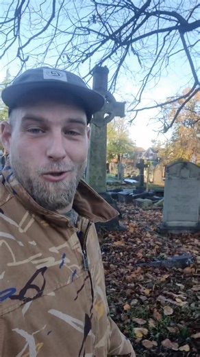 🐔 Who gives their dogs RAW chicken !? Leave your opinion in the comments ! 🐕 #rawfeeding #rawdogfood #rawdogfoodcommunity #chicken #dog #peace #foraginguk #naturelovers #mushrooms #hiking #forage #outdoors #foraging #petsofinstagram | Fulltime Scruff