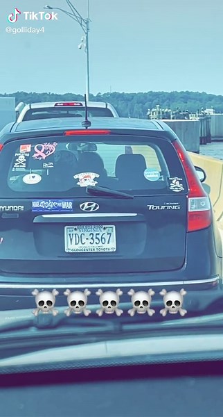 makeout sesh in the car ahead 🤣☠️🤦🏼‍♀️🤮#makeout #pda | girl in car